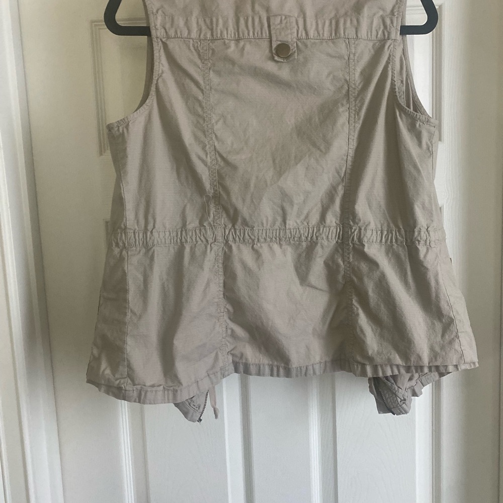 Sleeveless jacket